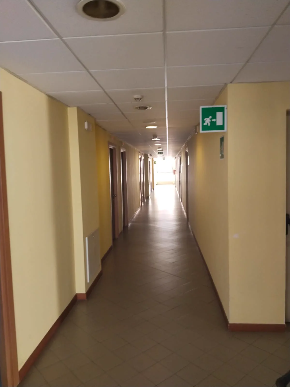Residenza Borsellino'da odaların sıralandığı uzun ve sakin bir koridor