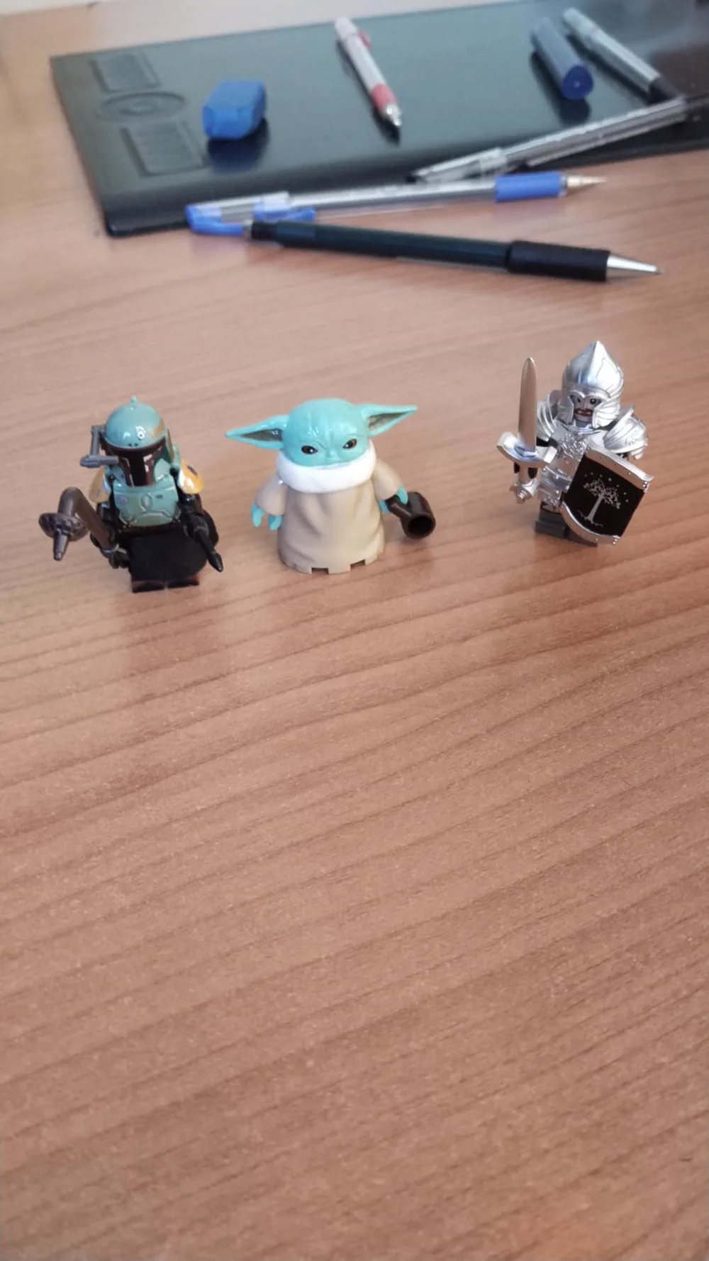 Gran Balon'dan alınan üç küçük Lego figürü masanın üzerinde