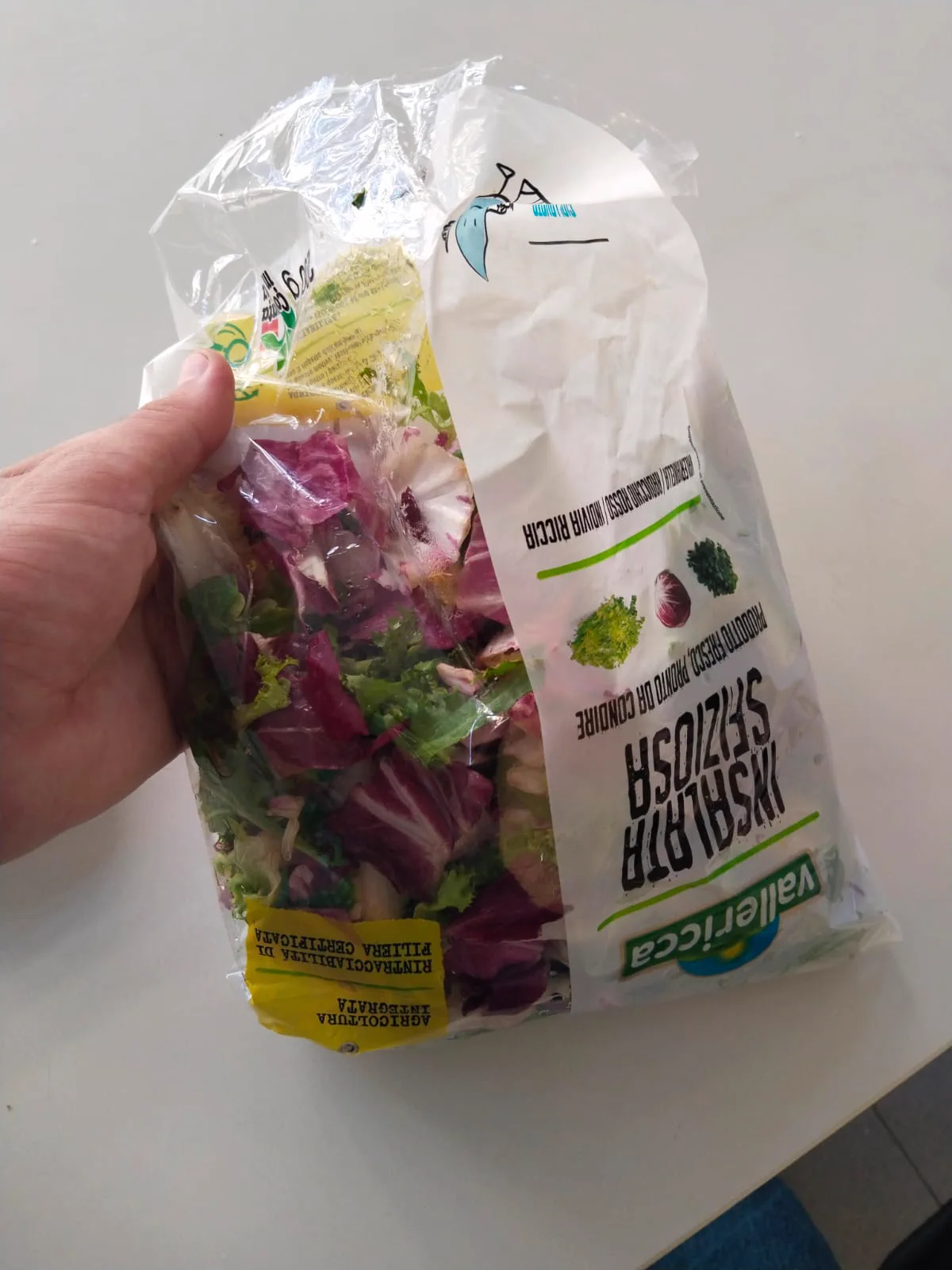 Torino'da marketten alınmış karışık salata poşeti