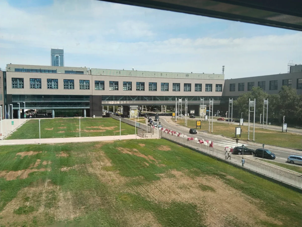Politecnico kampüsünde avlu, bağlantı yolu ve modern okul blokları