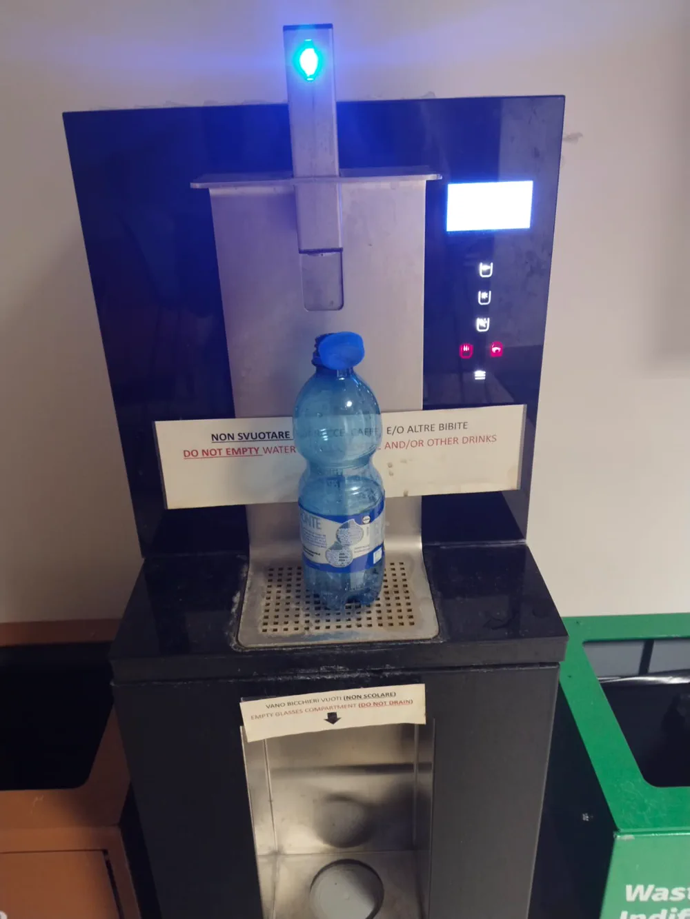 Politecnico içinde su makinesinde duran plastik su şişesi