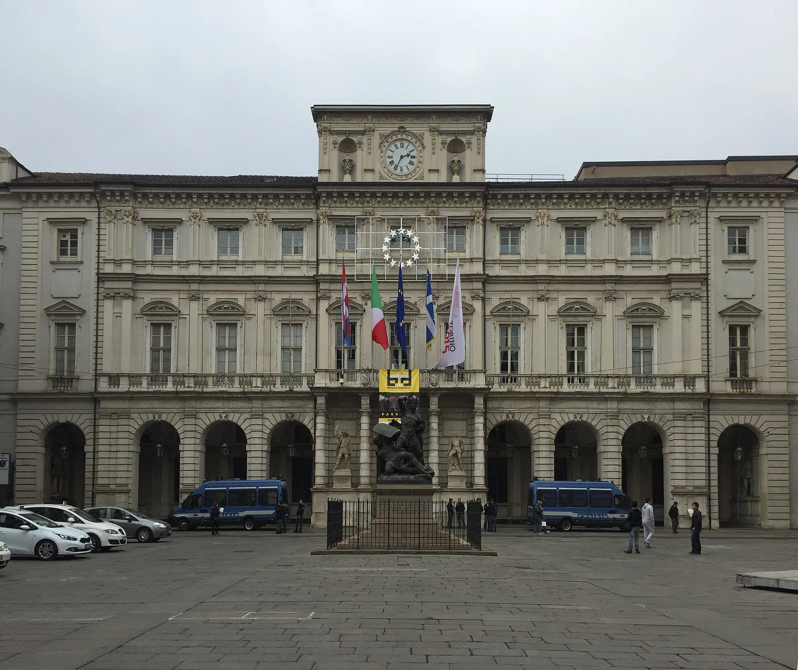 Piazza Palazzo di Città’dan Palazzo Civico’nun geniş görünümü