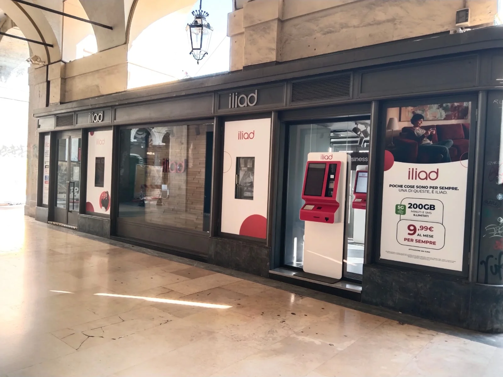 Tabaccherianın yanındaki Iliad satış noktası ve SIM kart işlem makineleri