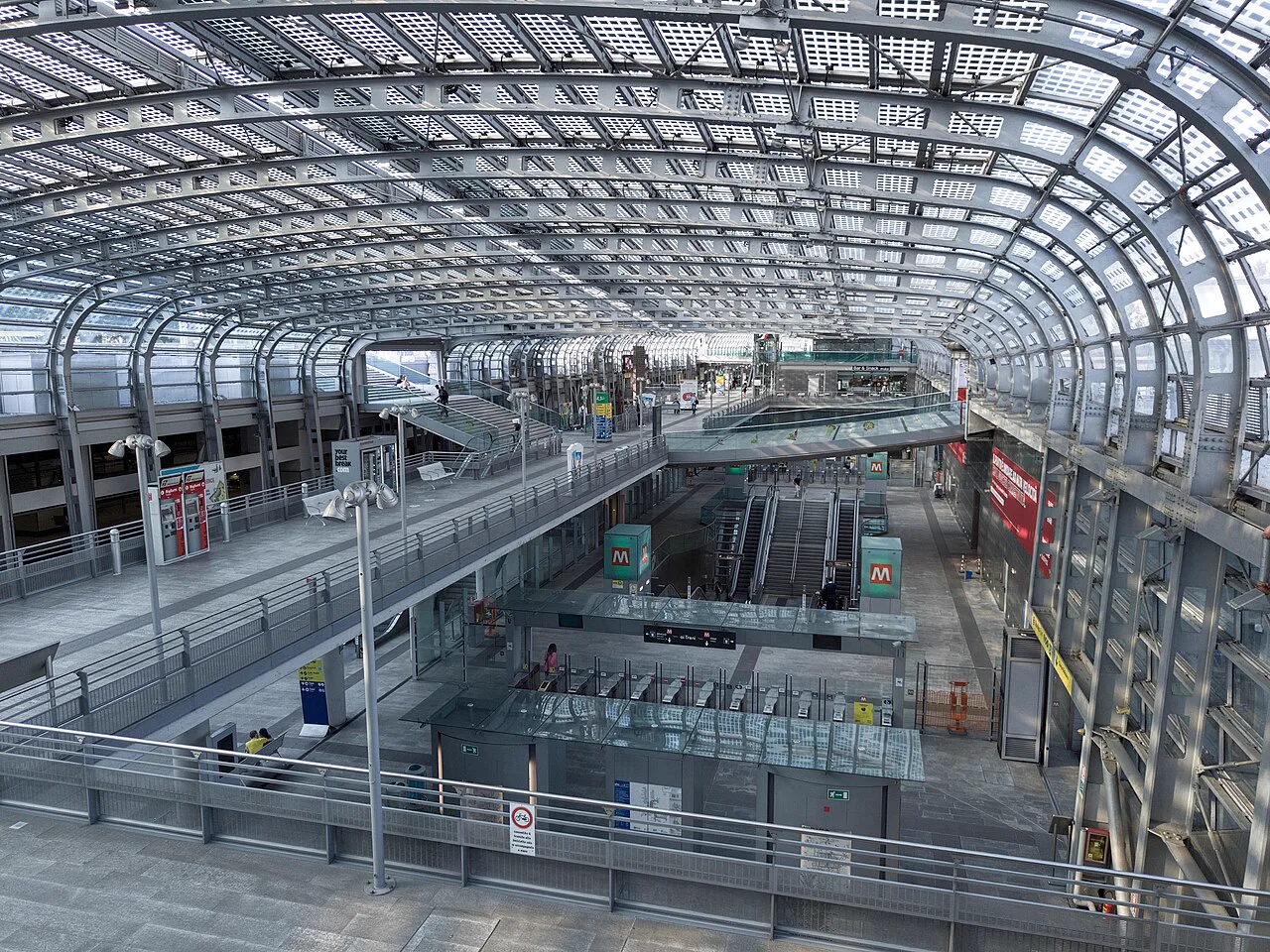 Torino Porta Susa istasyonunun cam ve çelik tonozlu iç mekânı