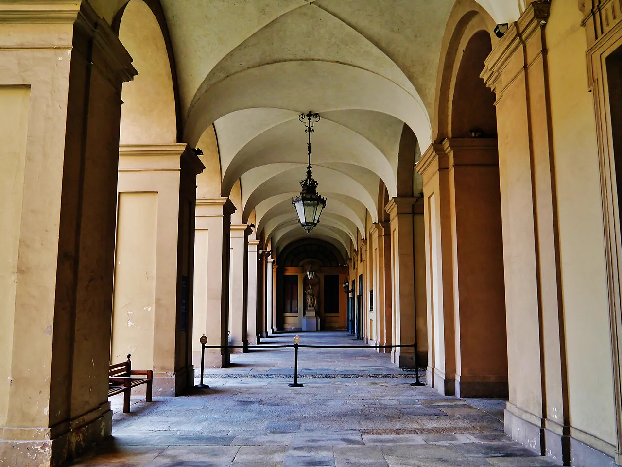 Piazza Castello’daki uzun kemerli portico geçidi