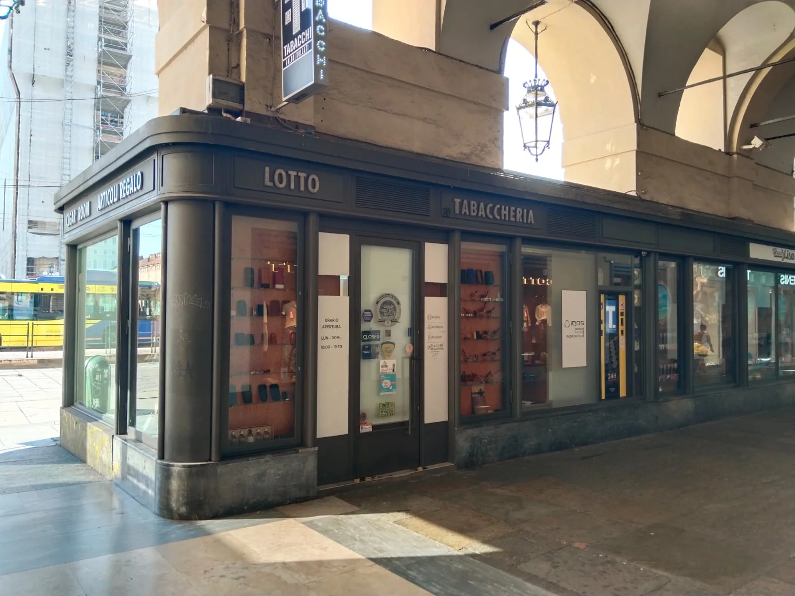 Piazza Castello porticileri altındaki kapalı tabaccheria ve T tabelası