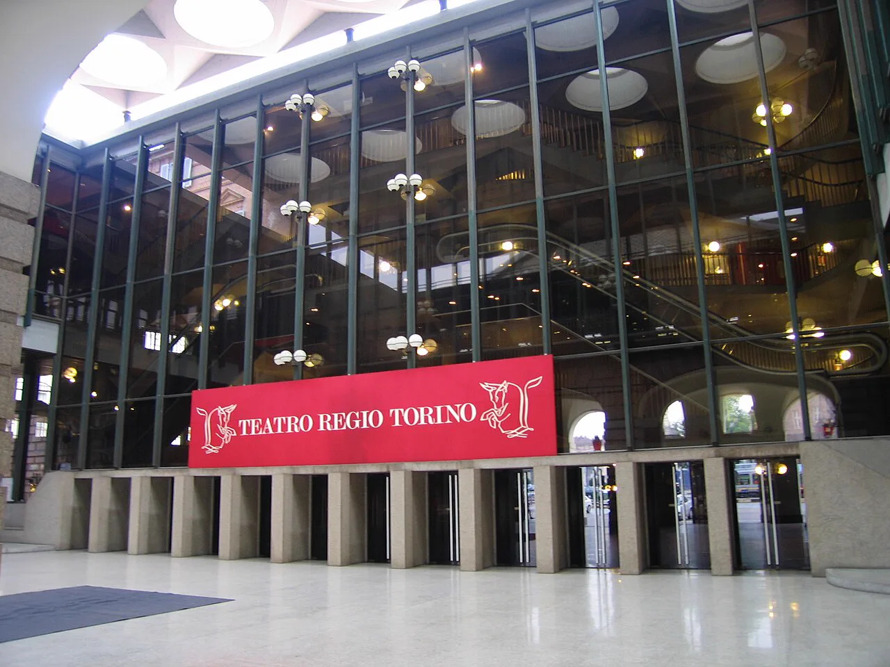 Teatro Regio di Torino’nun cam cepheli girişi