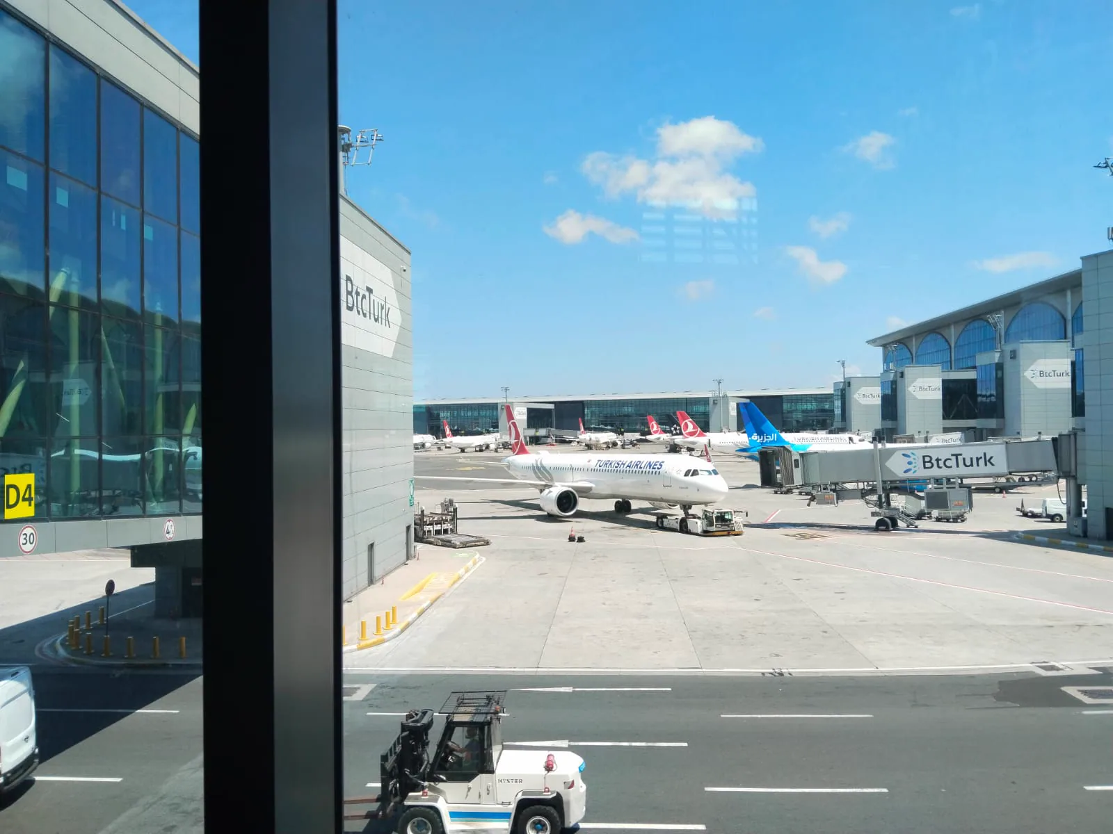 İstanbul Havalimanı apronunda uçaklar ve yer hizmetleri araçları
