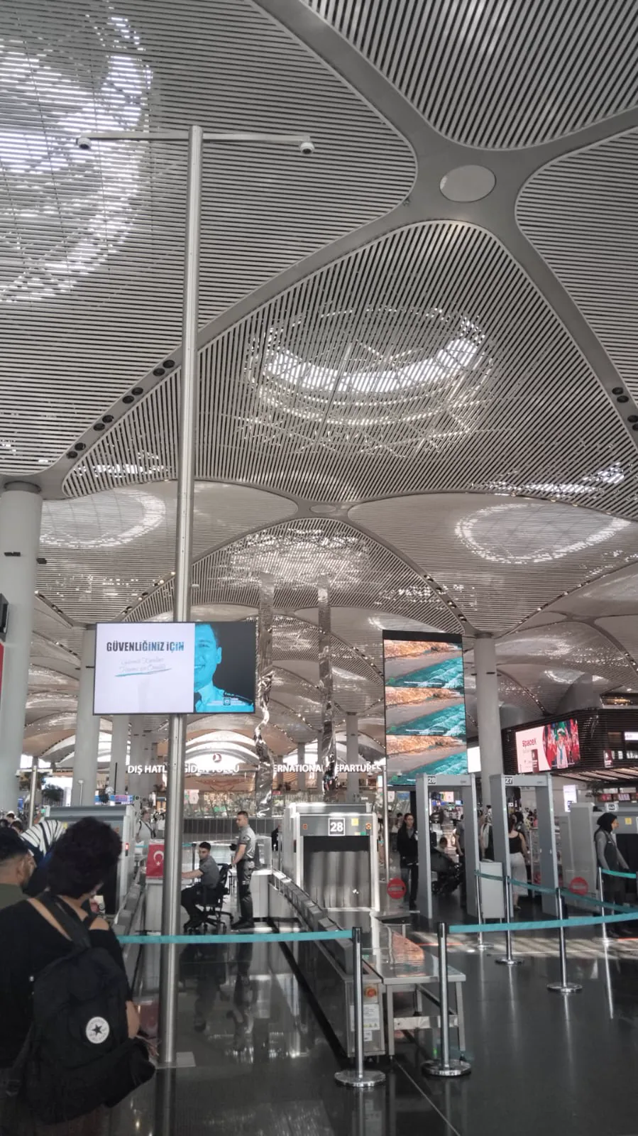 İstanbul Havalimanı dış hatlar güvenlik ve pasaport kontrol alanı