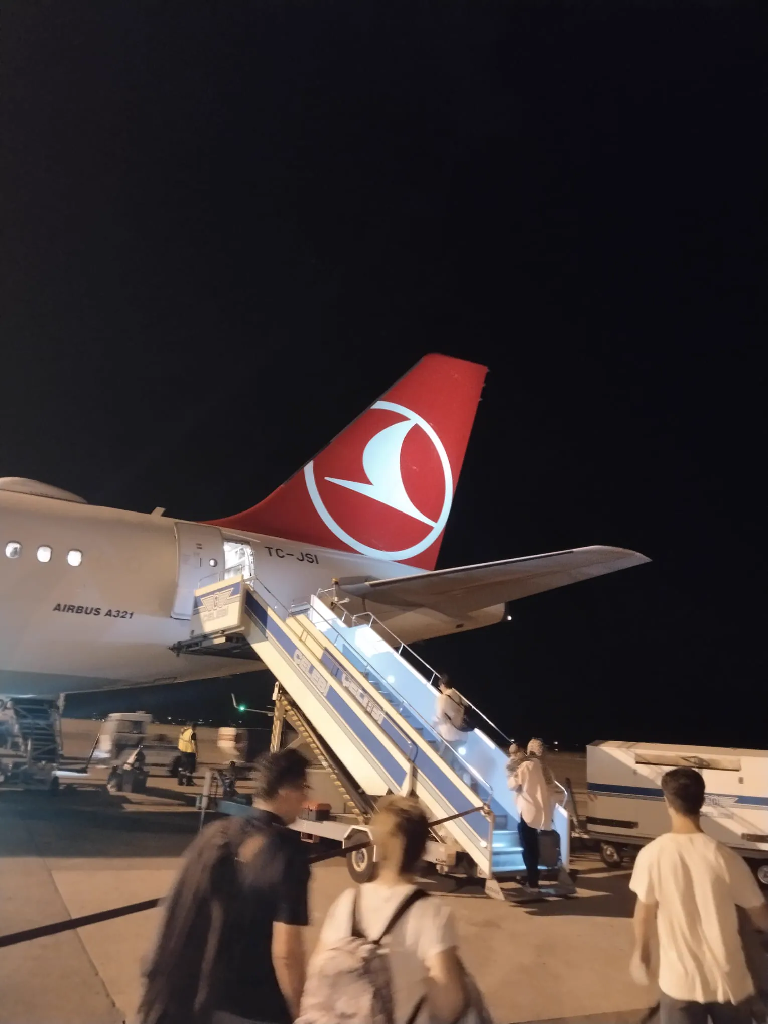 Gece apronda bekleyen Türk Hava Yolları uçağı