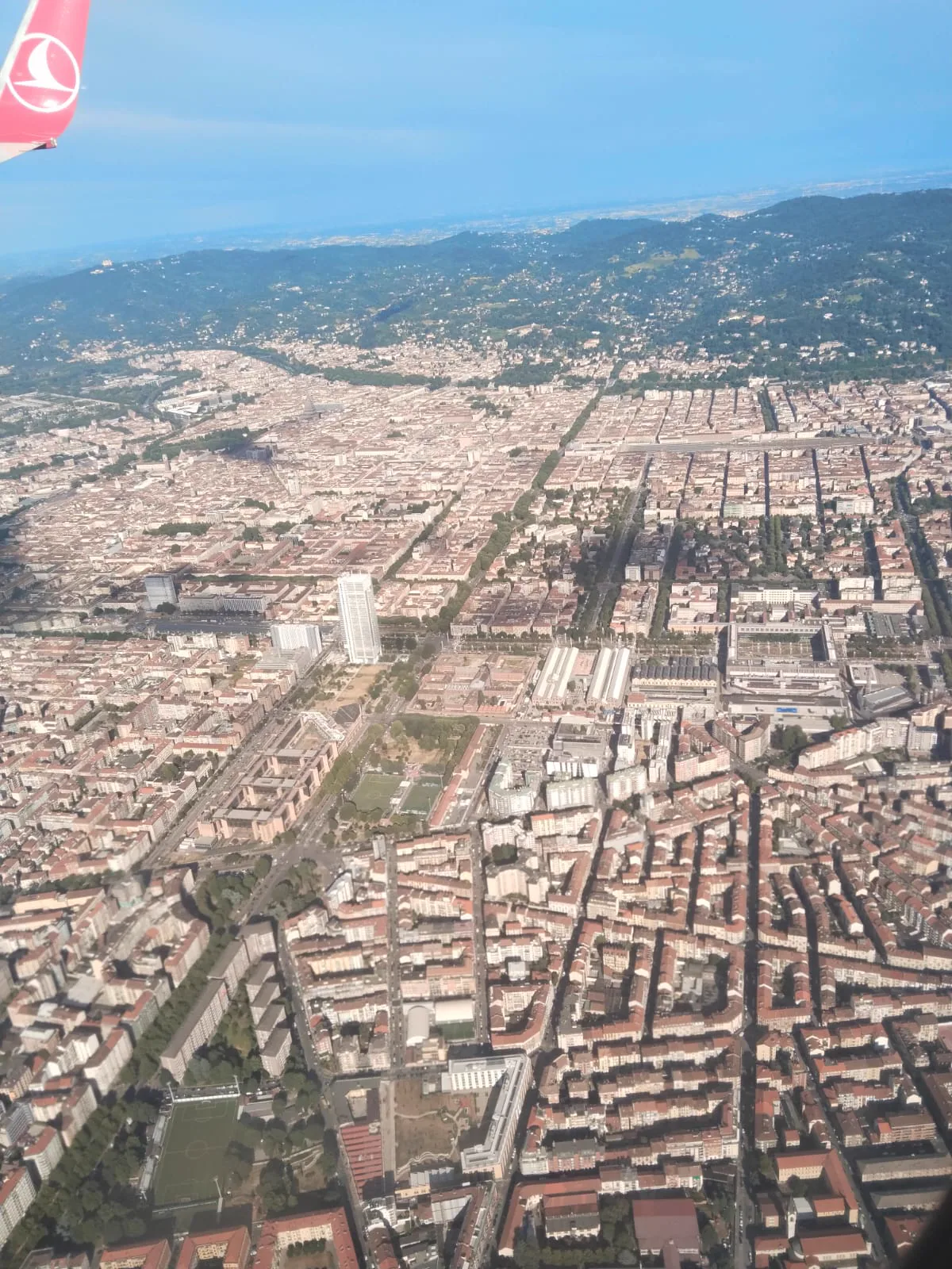 Torino'nun havadan görünen caddeleri, binaları ve çevresindeki tepeler