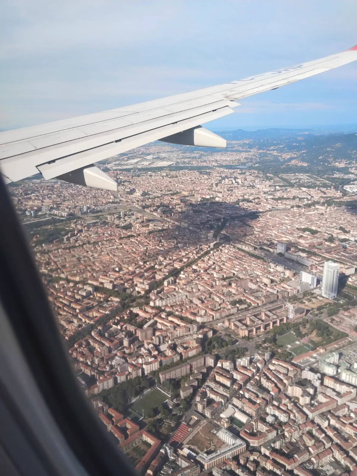 Uçak kanadının altında Torino'nun düzenli şehir dokusu