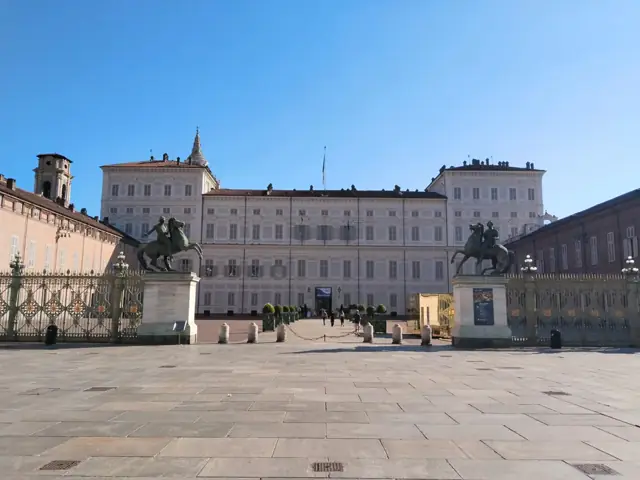 Piazzetta Reale’den Palazzo Reale ve girişteki atlı heykeller